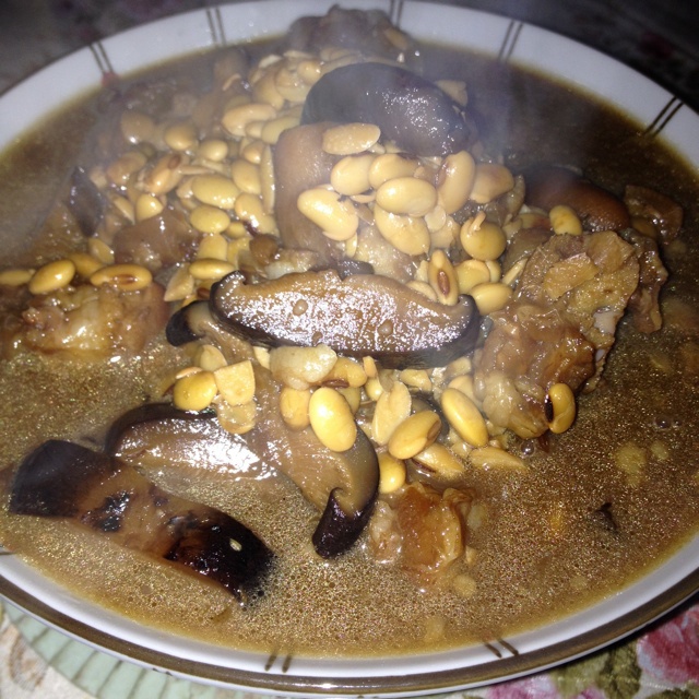 黄豆香菇炖猪脚