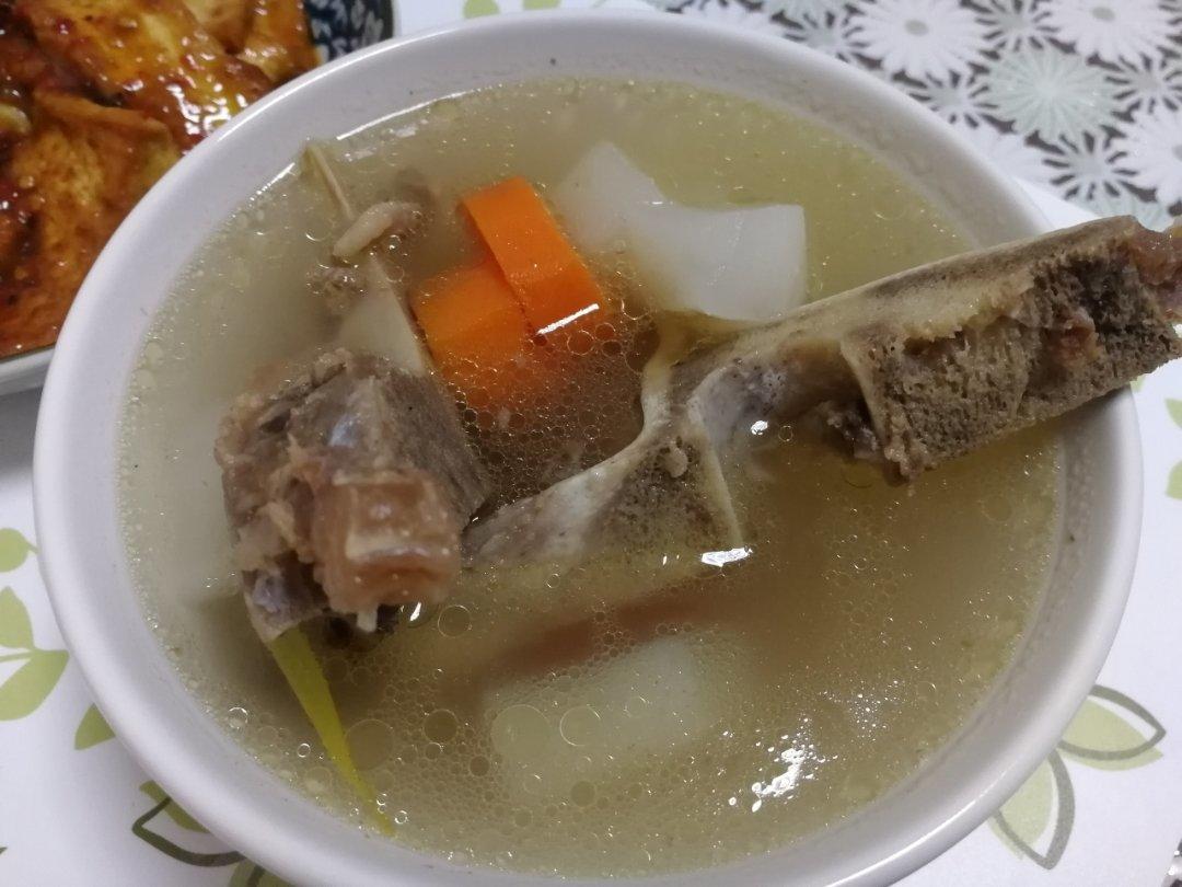 牛脊骨炖白萝卜汤