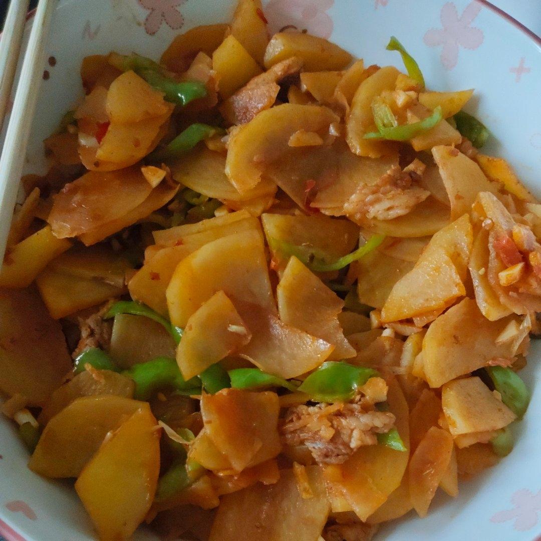 五花肉干煸土豆片