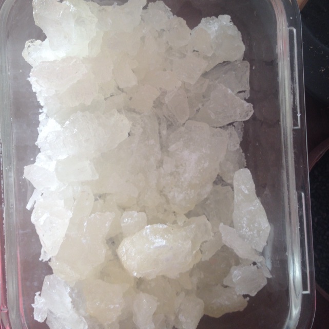 用手掰碎大块冰糖