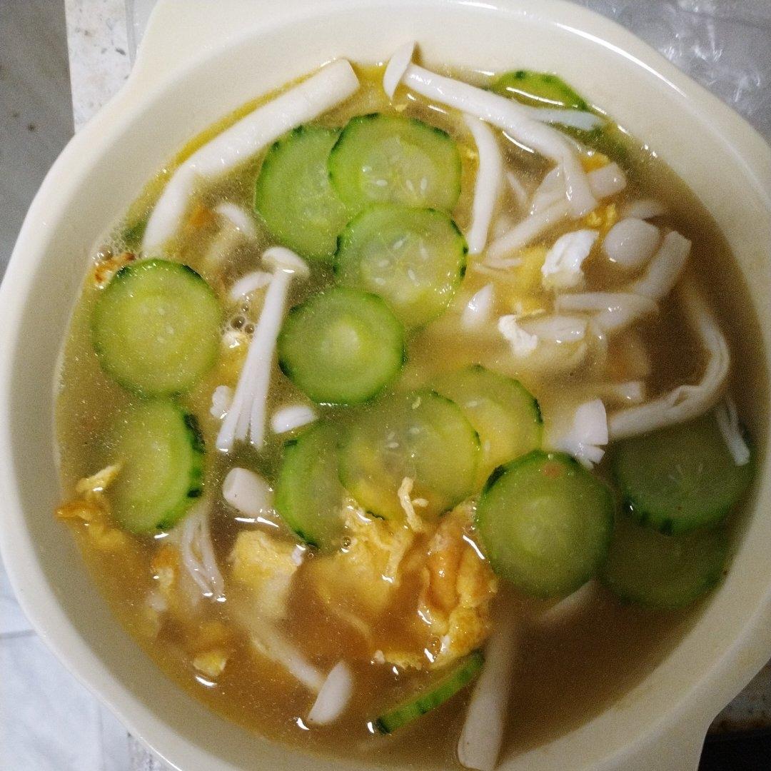 5分钟就能做好的巨鲜美的菌菇黄瓜汤