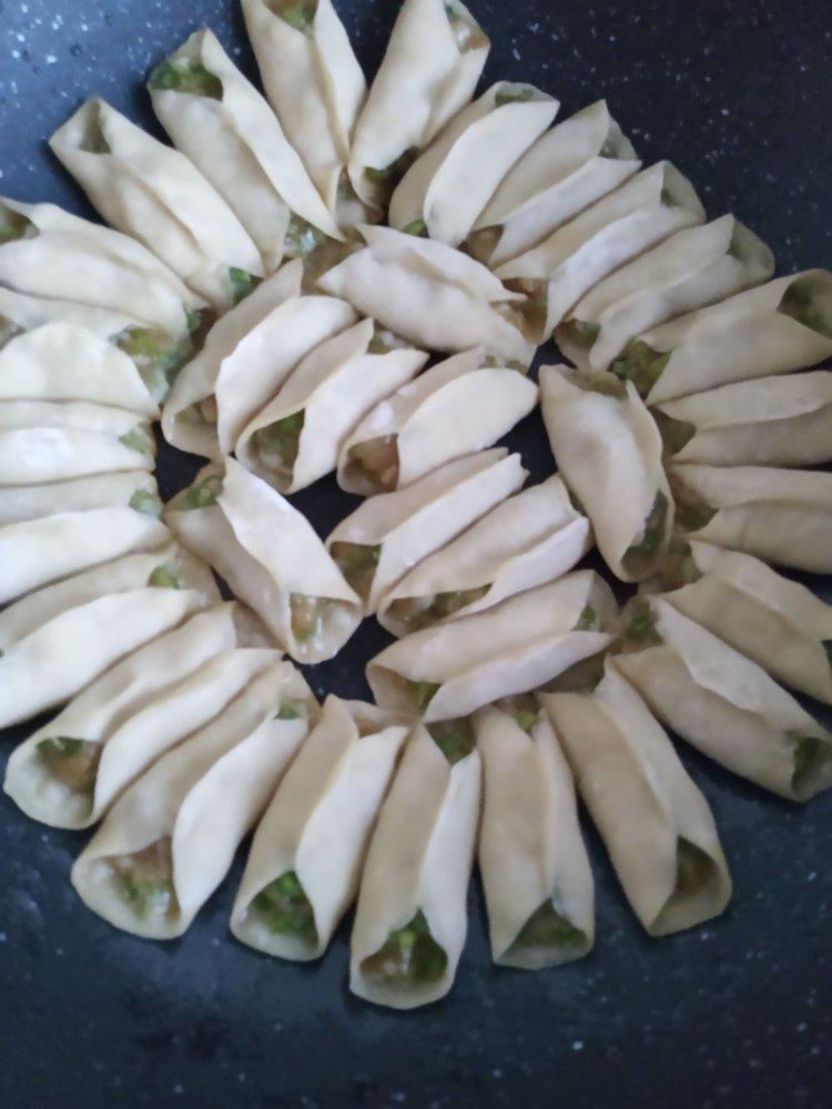 芹菜虾仁鲜肉馅锅贴