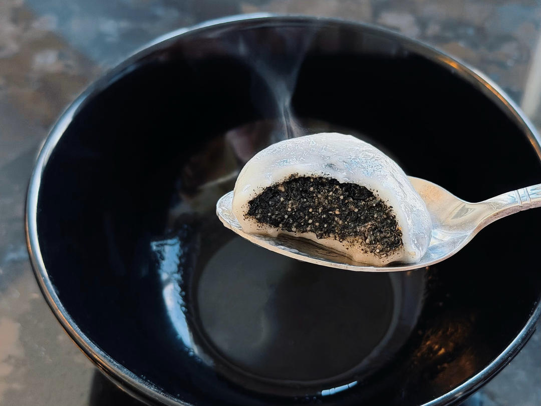 花生黑芝麻汤圆