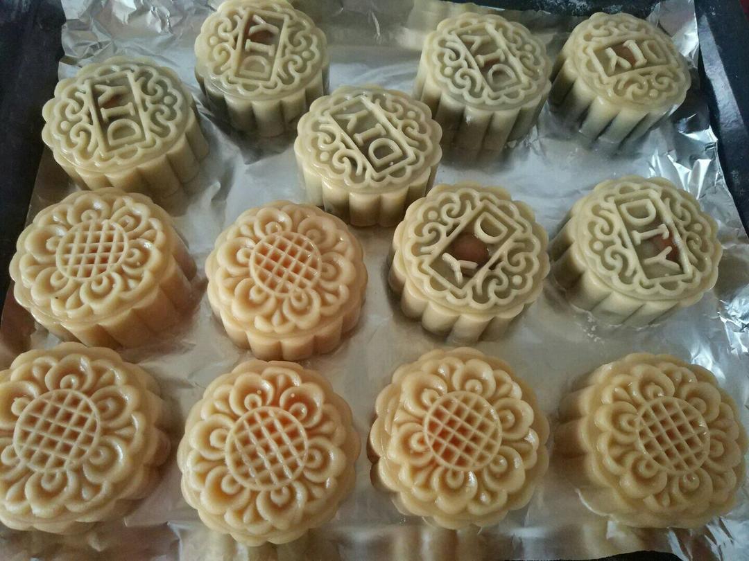 广式莲蓉（豆沙）蛋黄月饼（超详细步骤）