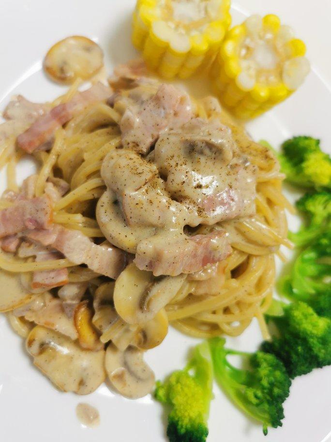 白蘑菇奶油培根意面