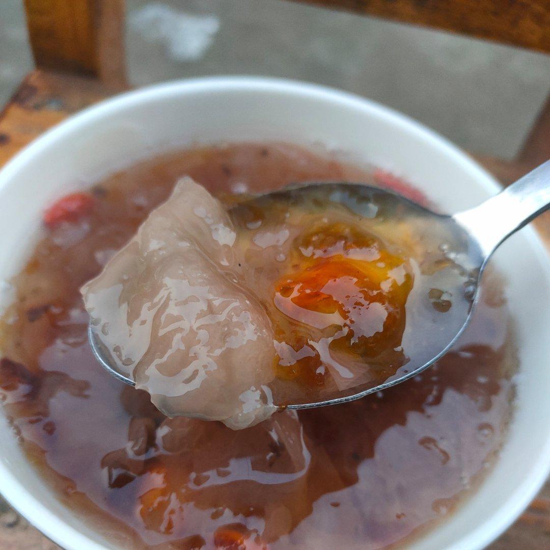 美容润肤 益气补血《桃胶皂角米百合银耳红枣羹》