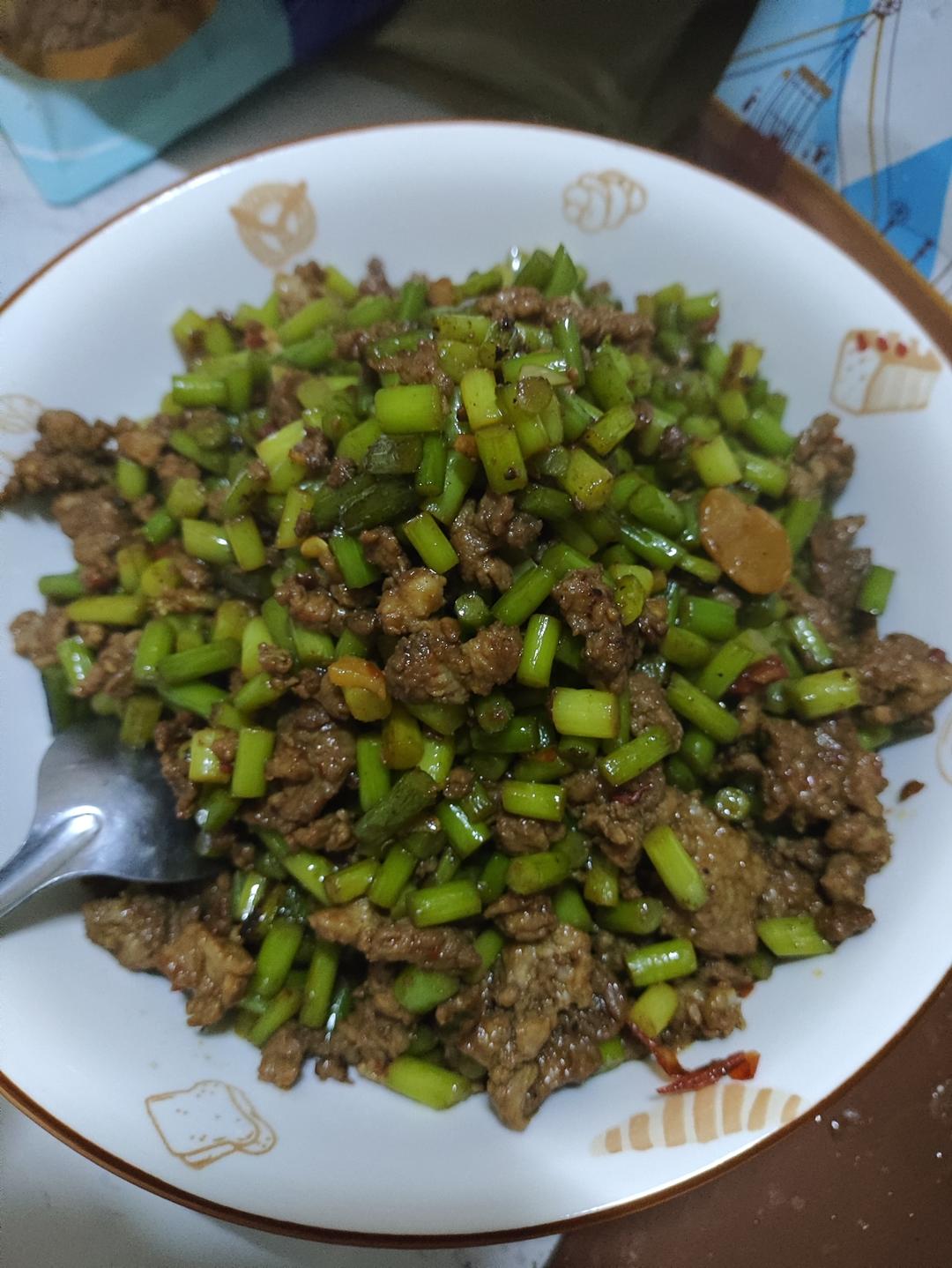 下饭神器蒜苔粒炒肉碎