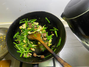 杭邦菜：韭菜春笋炒酱肉的做法 步骤5
