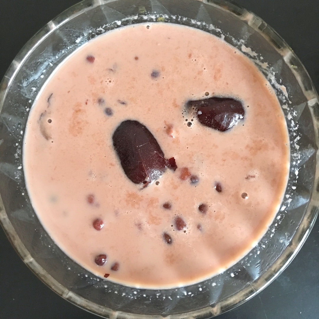 红枣红豆薏仁牛奶粥