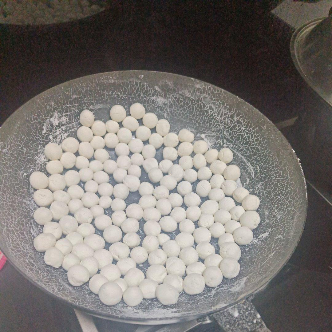 如何快速搓小汤圆且汤圆堆放在一起相互之间不粘连？