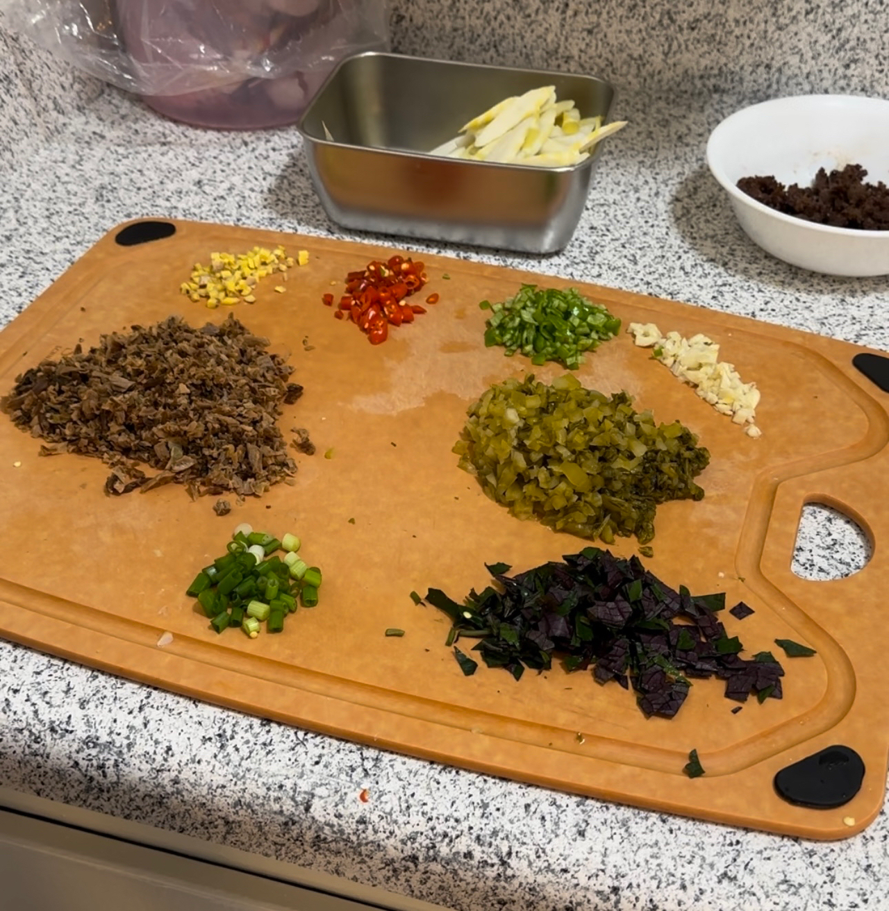 梅干菜酸菜肉末笋片的做法 步骤3