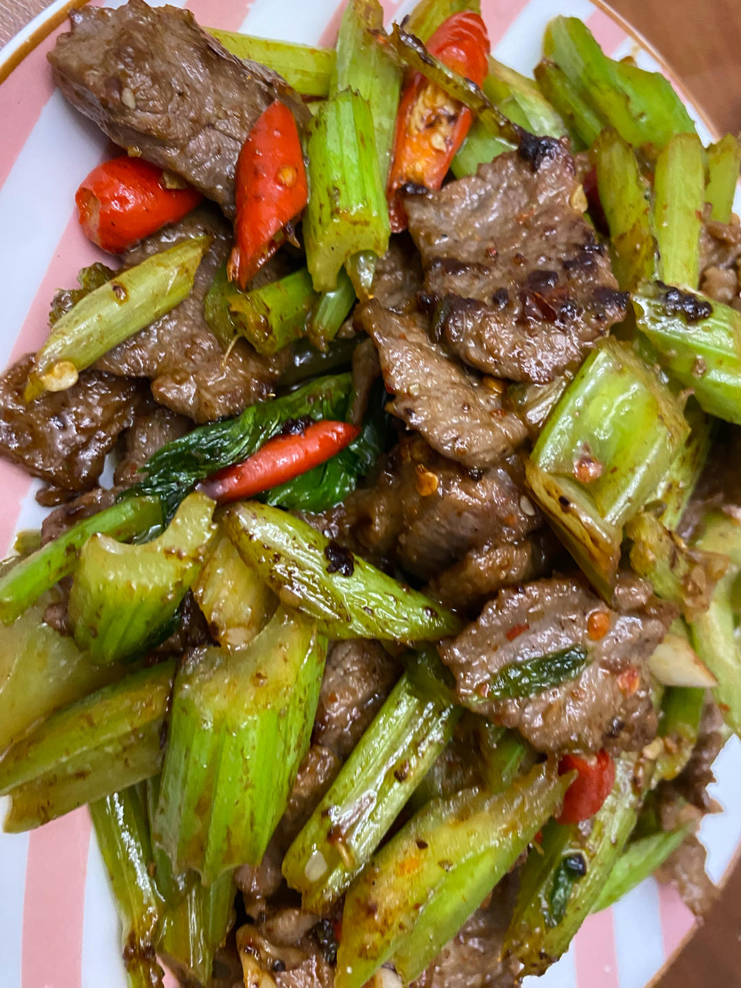 下饭神器又来了，试试这道芹菜炒牛肉！！