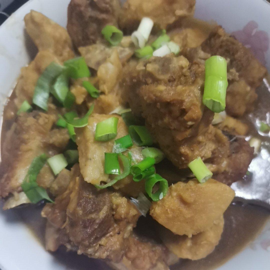 能让人连吃三碗米饭的芋头烧排骨
