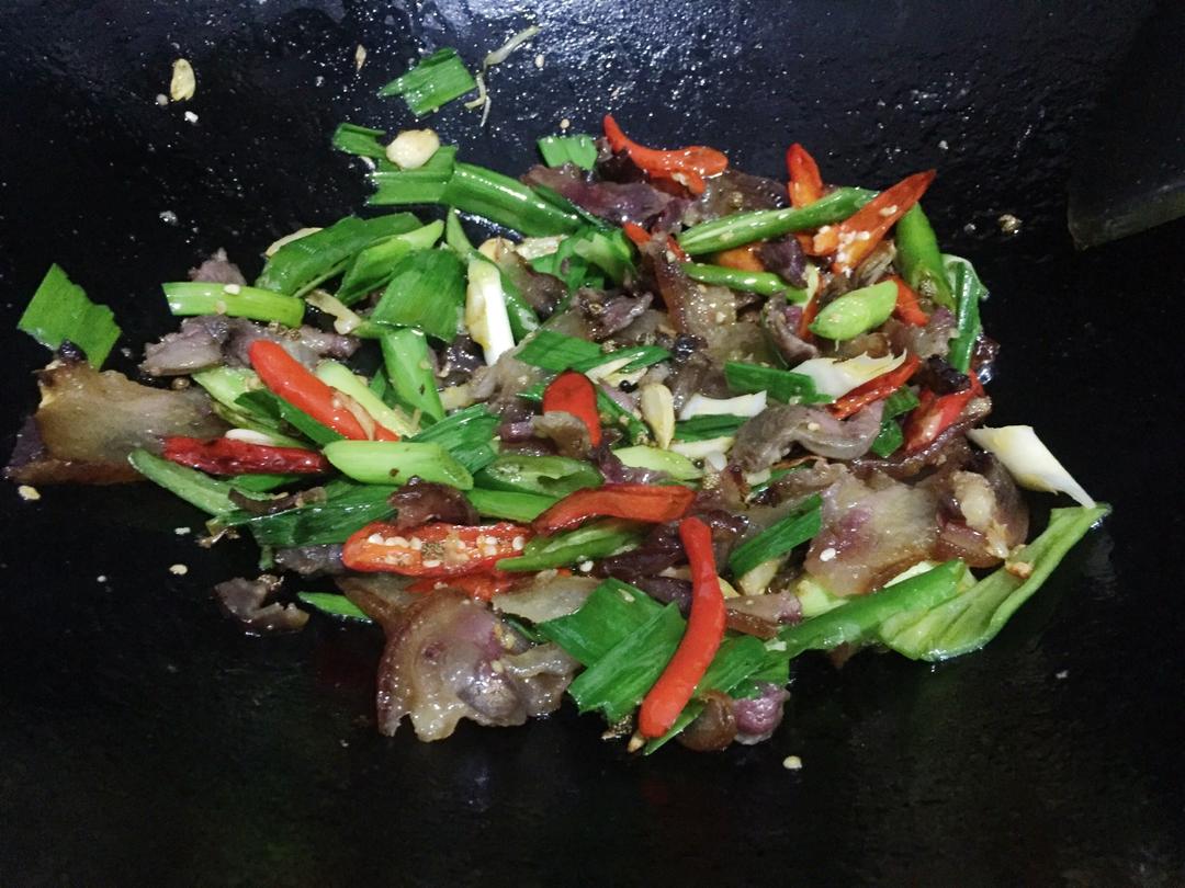 尖椒炒腊猪头肉的做法 步骤13