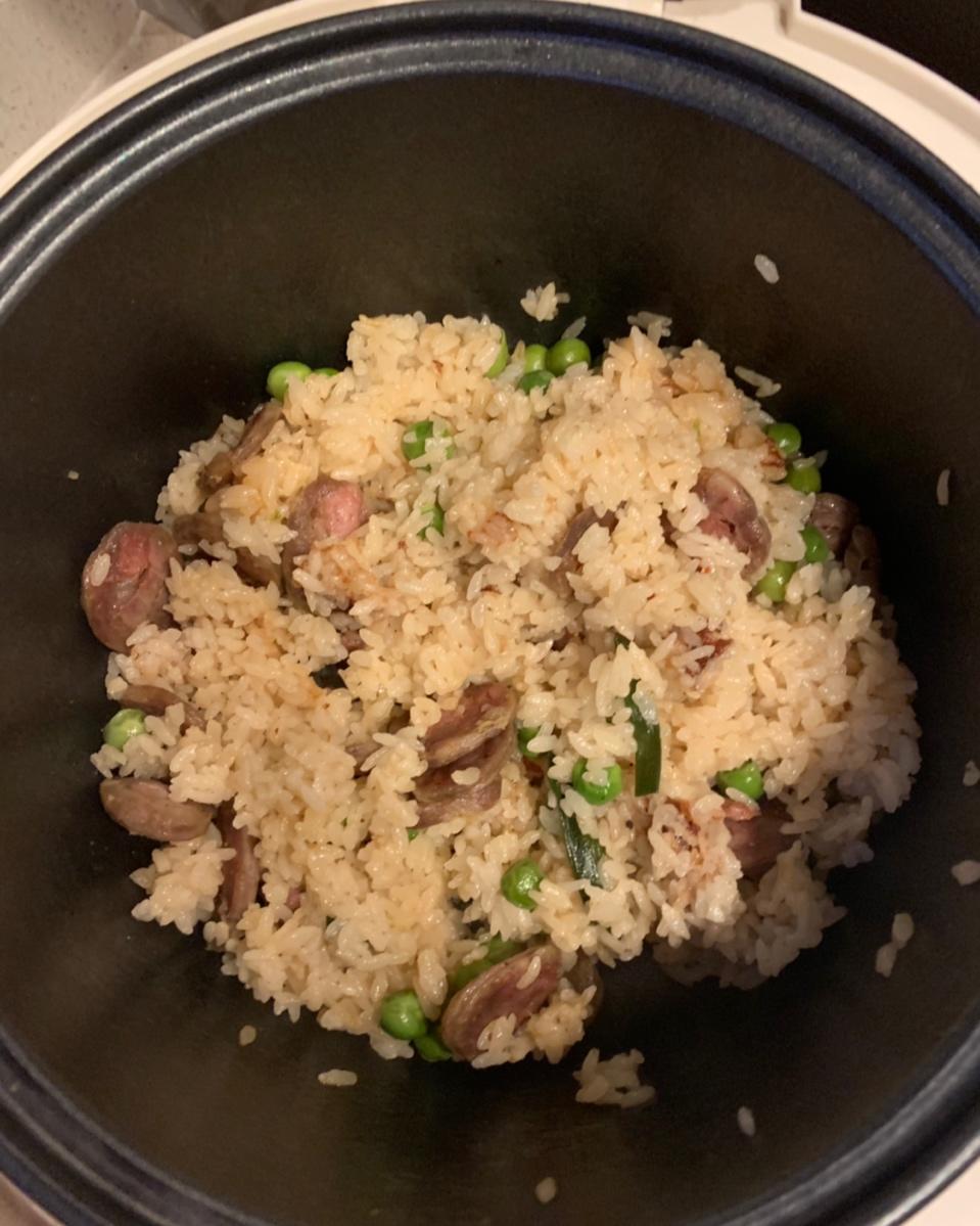 超快手的电饭锅腊肠焖饭