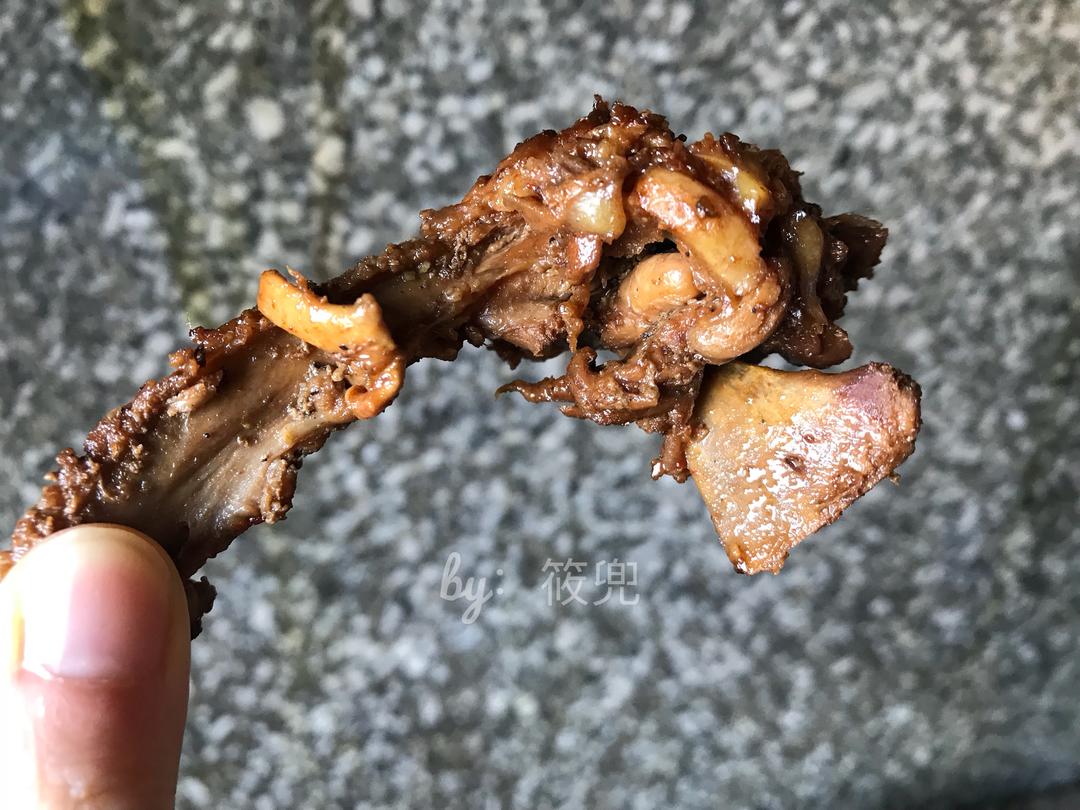 卤味鸭锁骨的做法