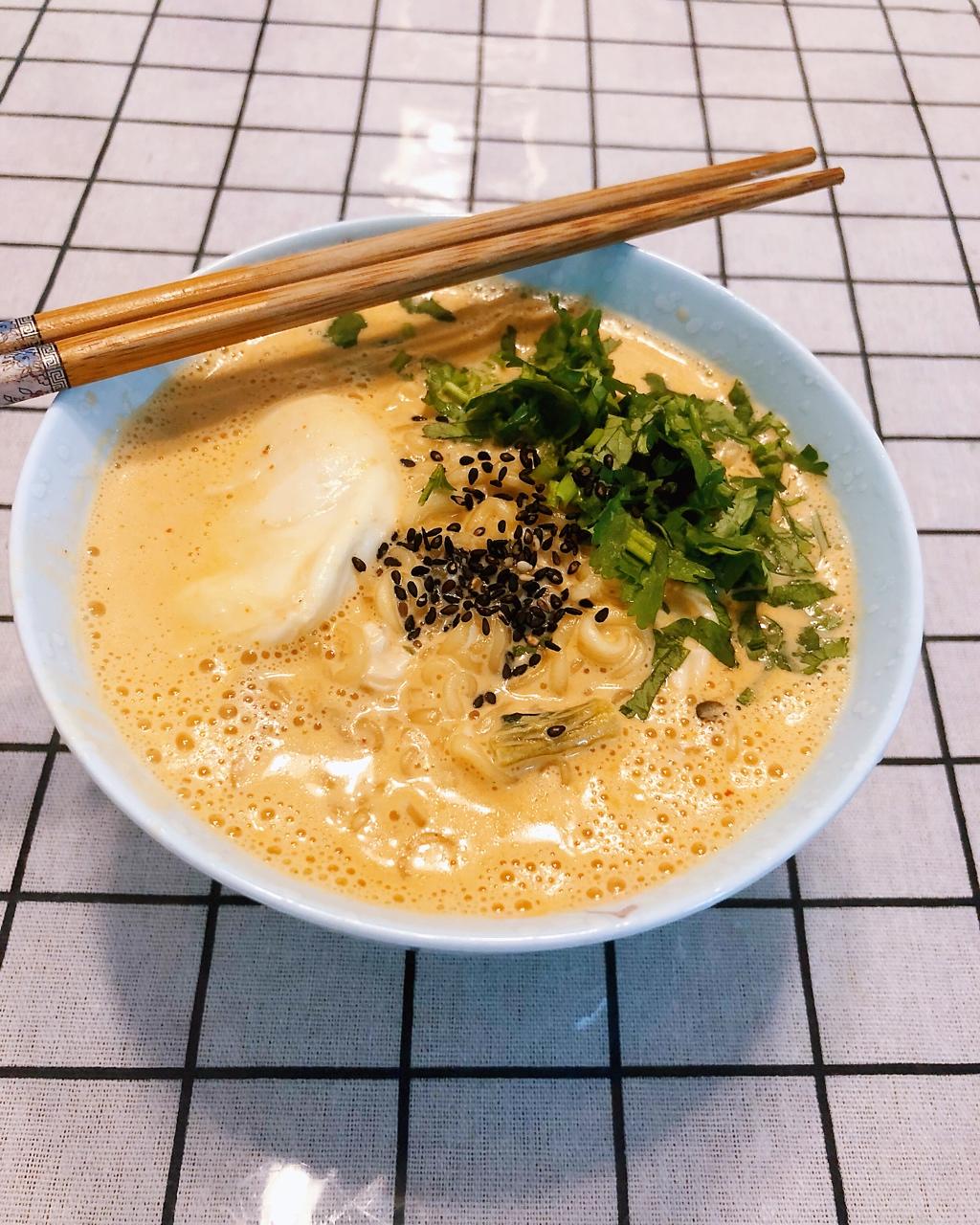 maggie-232做的牛奶辛拉面(汤头浓郁,非常好吃)