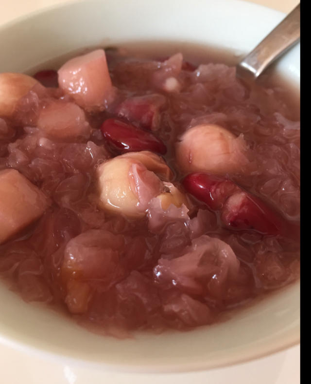 丑耳莲子红枣美颜羹