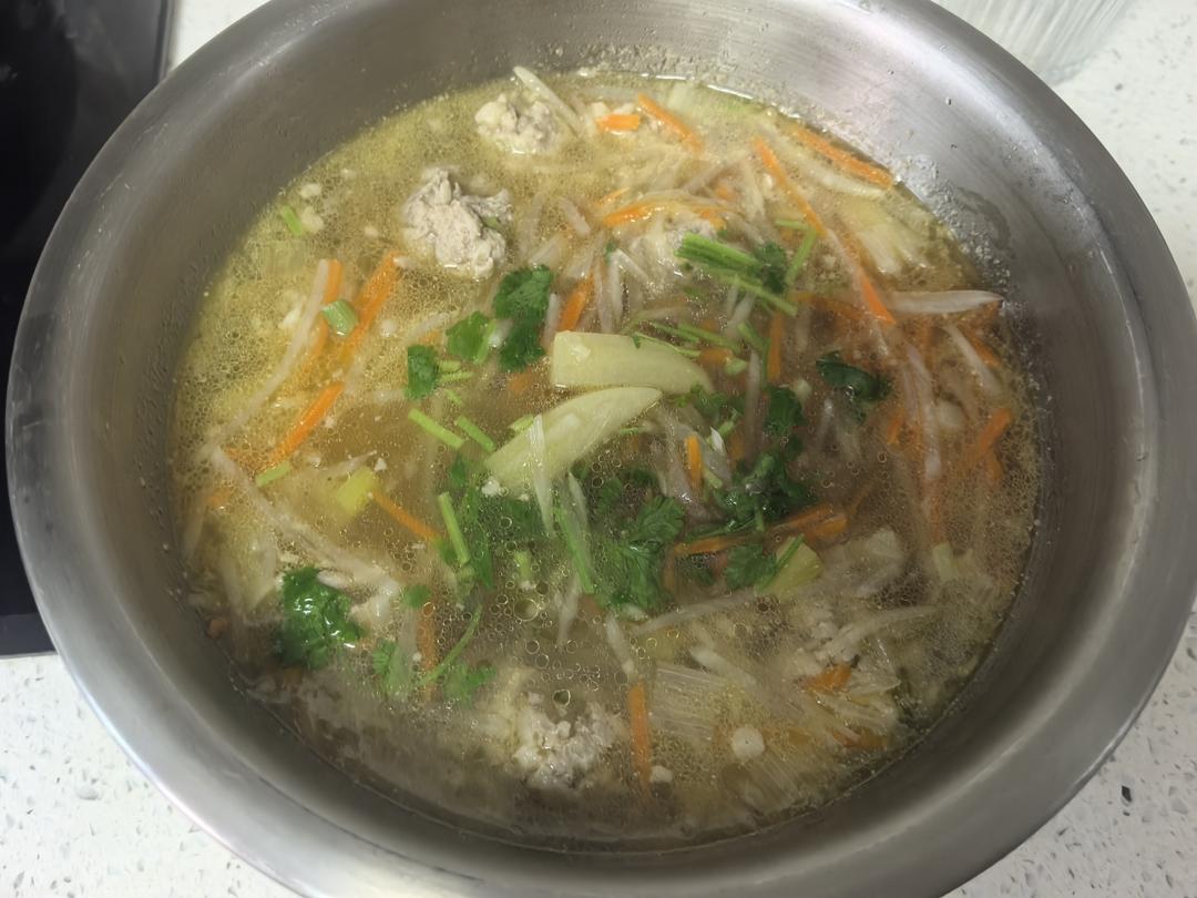 土豆条萝卜丝汤/肉丸子