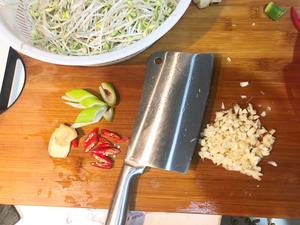 高尼私房菜之炝炒豆芽的做法 步骤1