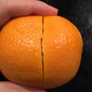 妙手剥完整橙子2的做法 步骤1