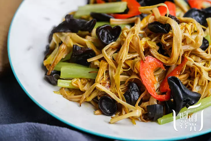 黑木耳炒黄花菜