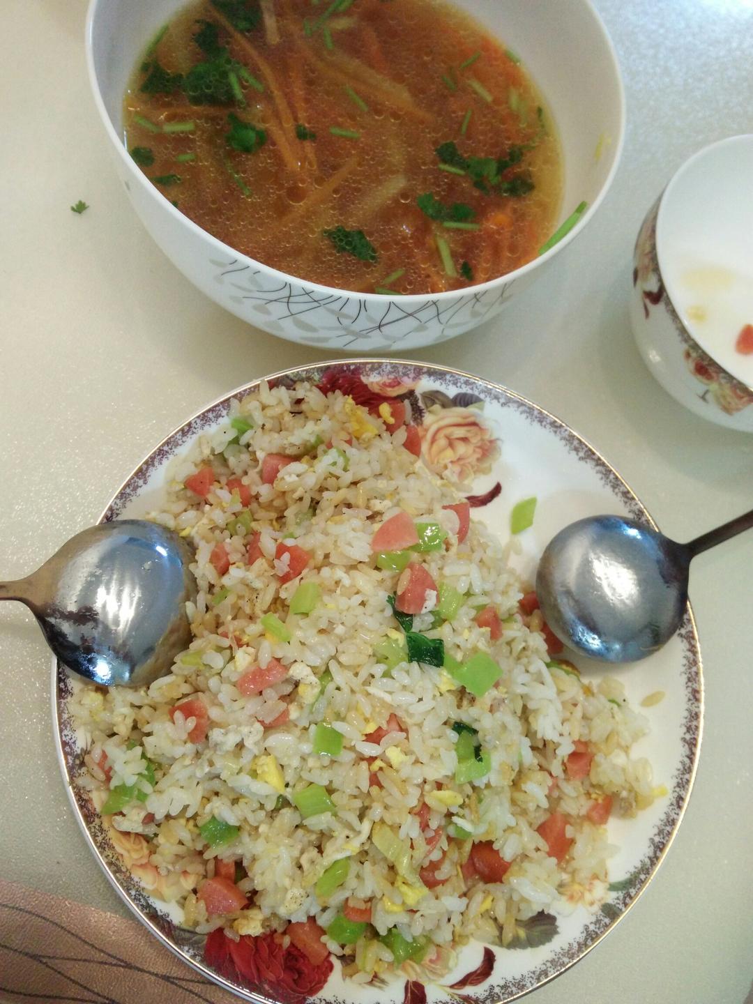 青椒鸡蛋火腿肠炒饭