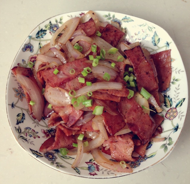 伸伸懒腰晒太阳做的洋葱炒培根