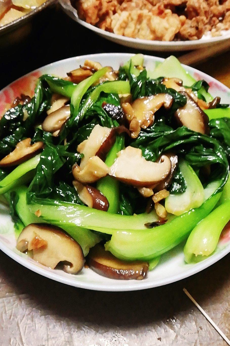 家常菜 难度★ 耗油香菇青菜(附香菇挑选清洗技巧和绿叶菜焯水技巧)