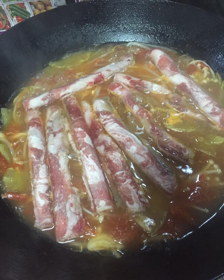 番茄金针菇肥牛锅 鲜到眉毛掉