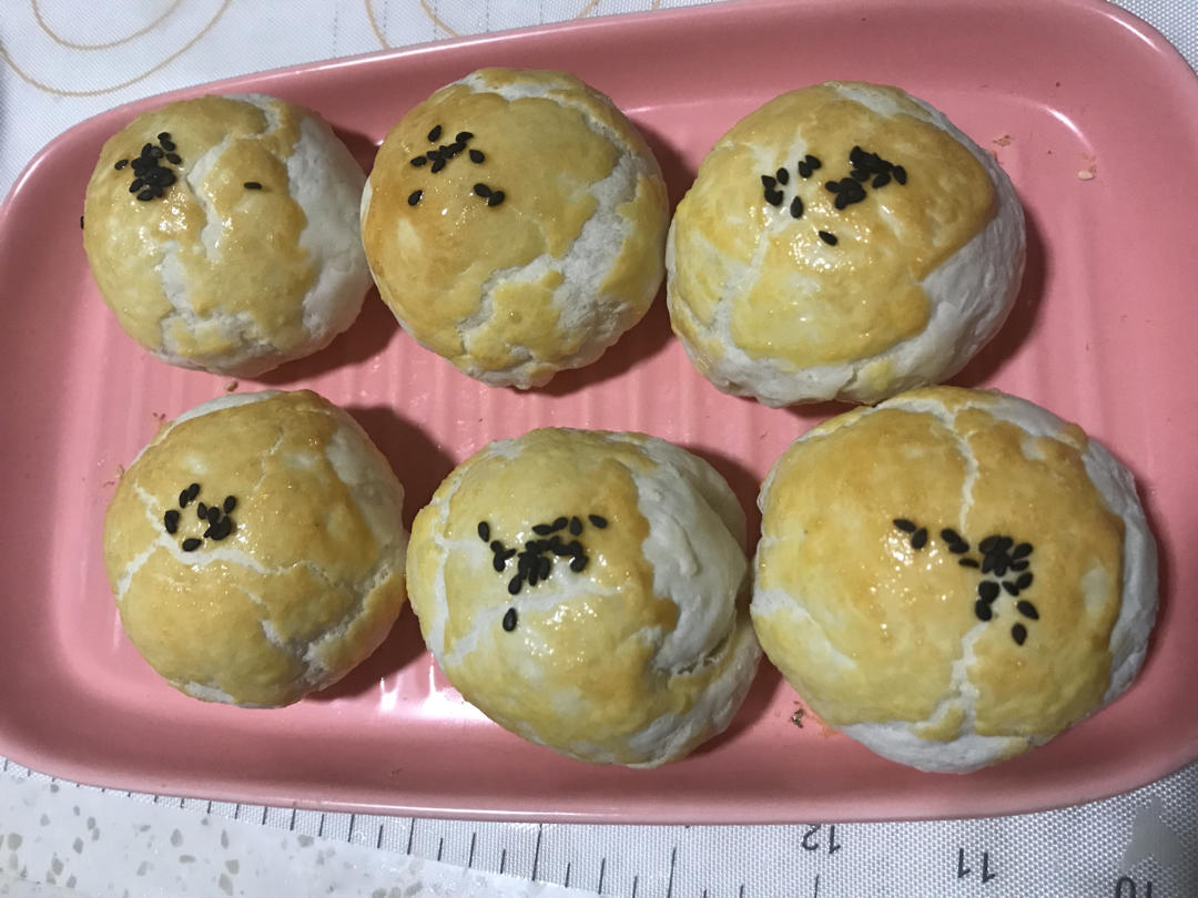 酥到掉渣的美味蛋黄酥