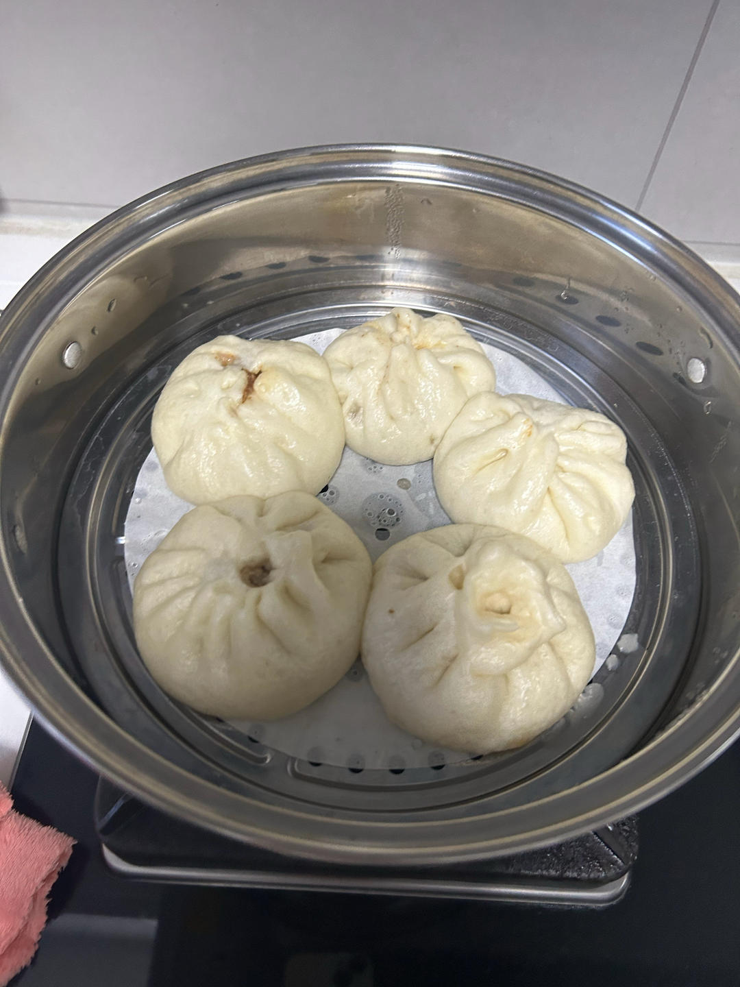 松软多汁的肉包子