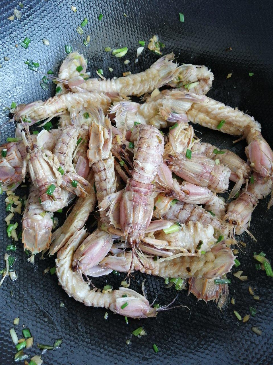 无油炸版的椒盐皮皮虾和巧拨虾壳的方法