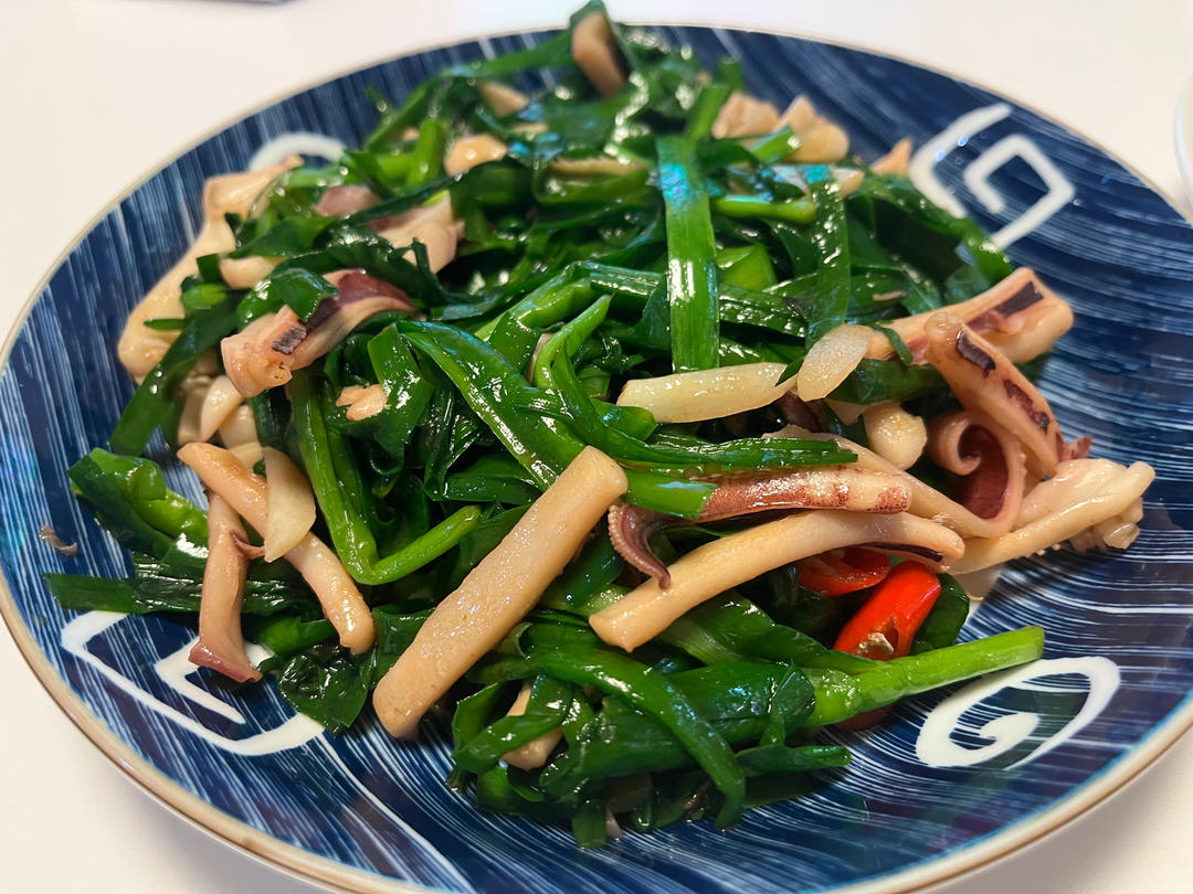 鲜嫩美味的韭菜炒鱿鱼