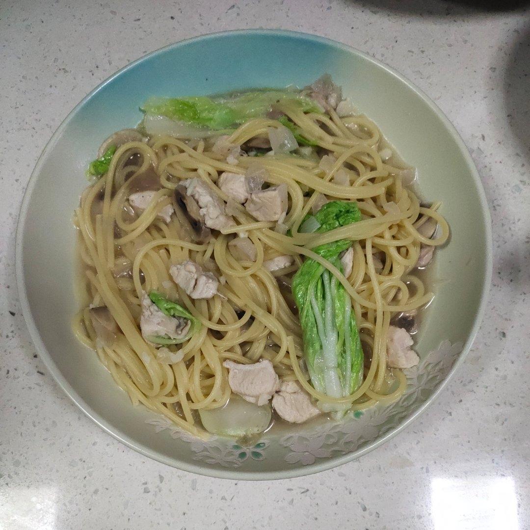 蘑菇鸡肉意面