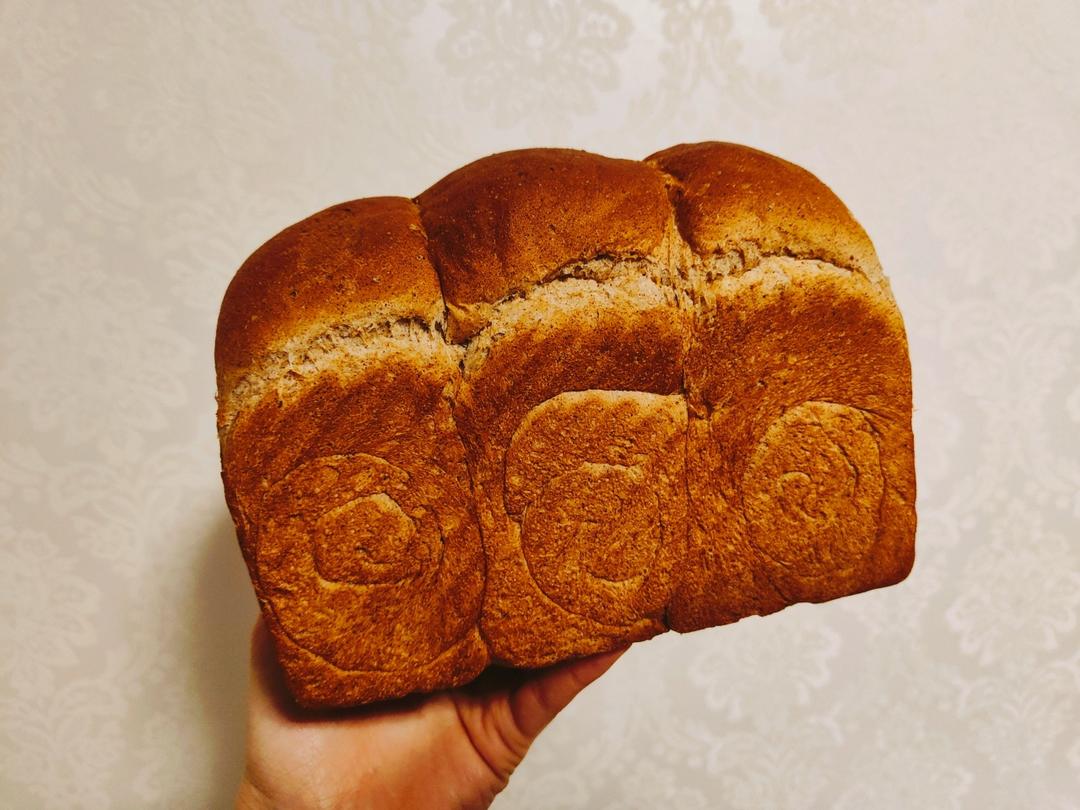 黑全麦波兰种吐司，这么柔软简直怀疑你是个假全麦！