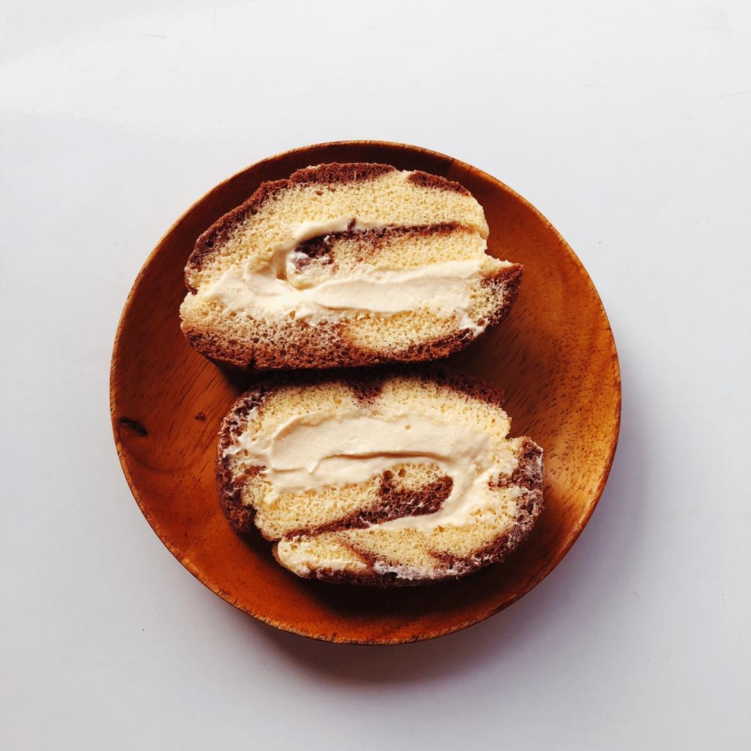 口感超级丰富的焦糖海盐戚风卷的做法