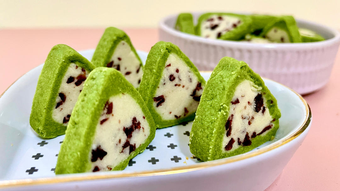都去给我做这款粉嘟嘟的草莓🍓脆脆三角烧饼干，酸酸甜甜的口感，正中我心，吃完了嘴里还有淡淡的草莓味，做法超级简单，快点码住