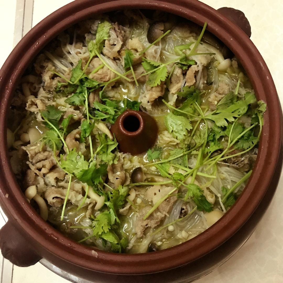 过汽锅酸辣肥牛煲蒸了两个小时,汤还是太少,因为粉丝吸水,牛肉又太多