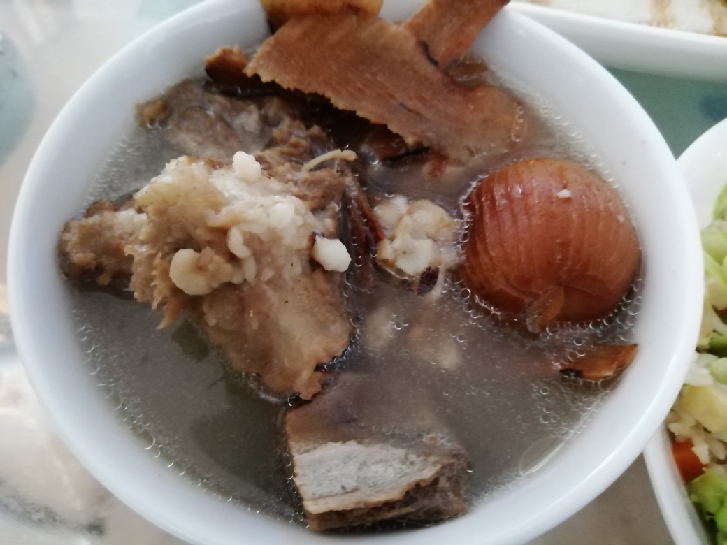 薏米芡实土茯苓猪骨汤的做法