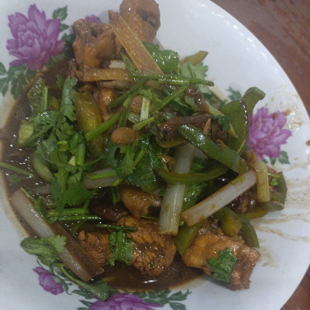 家常香菇木耳青椒炒鸡块 简单又营养的下饭菜 香浓美味吃不够