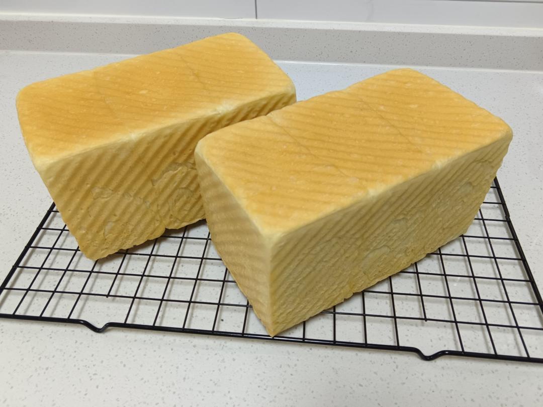 做一次就成功的牛奶吐司面包（手和面揉出手套膜）最后附全麦吐司