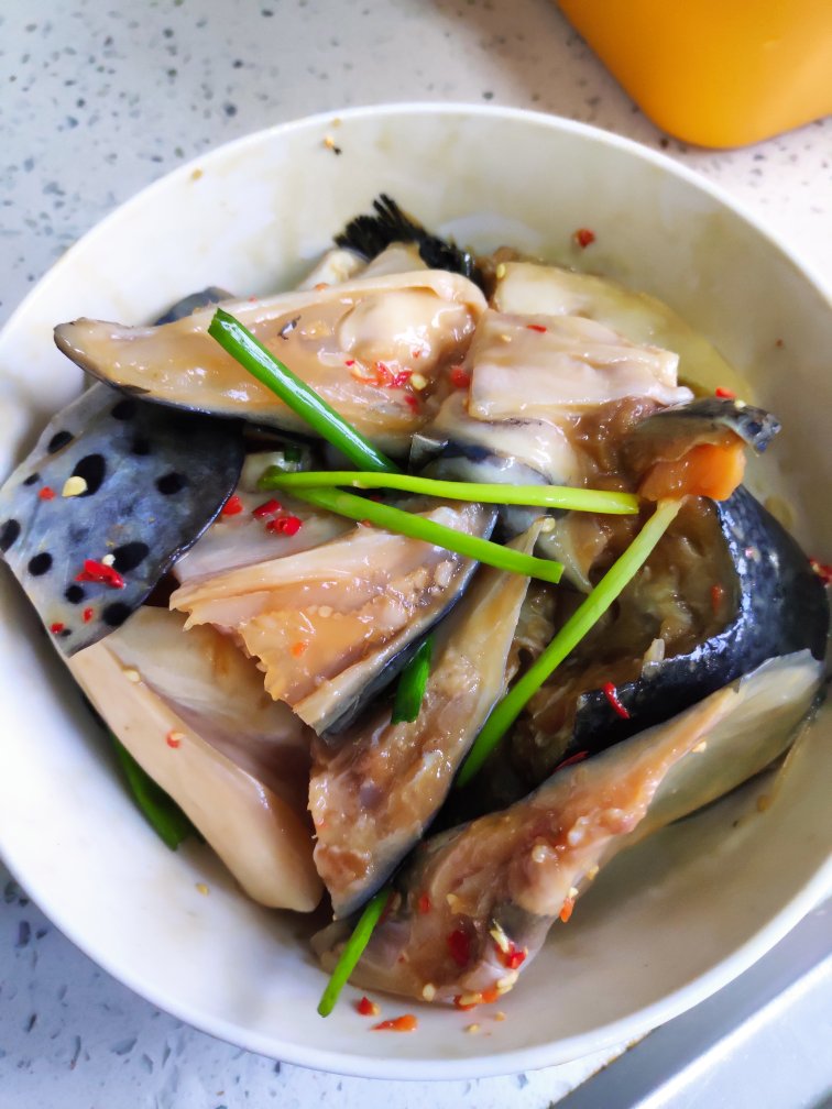 砂锅三文鱼头，这样就可以做《中餐厅》张亮拿手菜