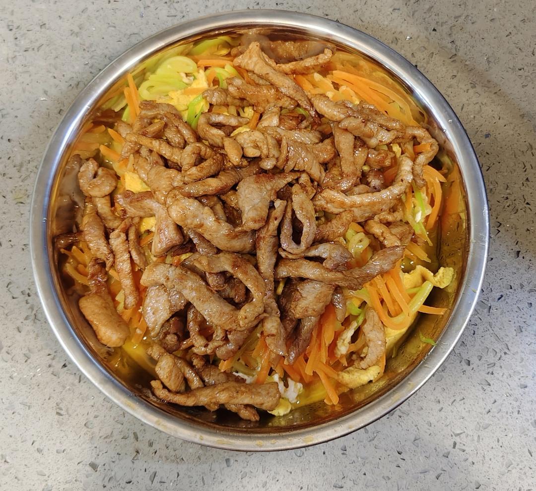 肉丝盖西葫芦胡萝卜鸡蛋
