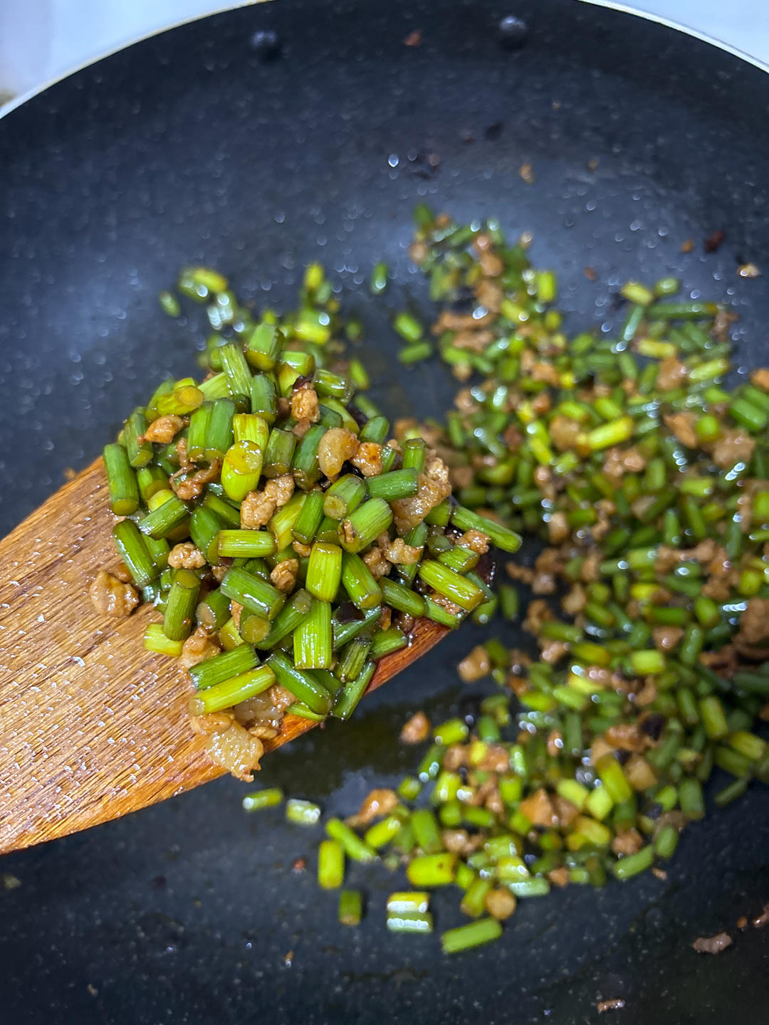 下饭神器蒜苔粒炒肉碎