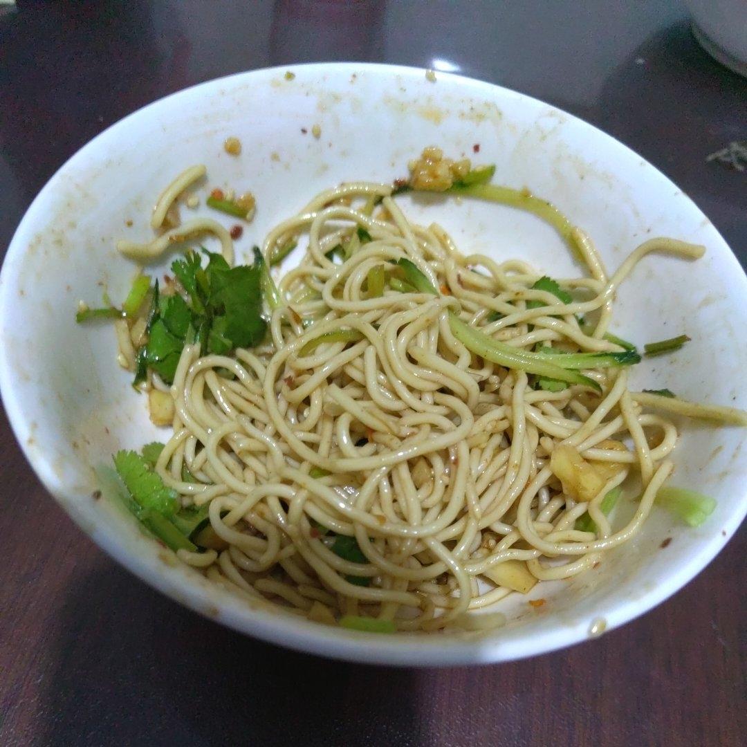 酸辣爽口的凉拌面！保证吃一次就上瘾