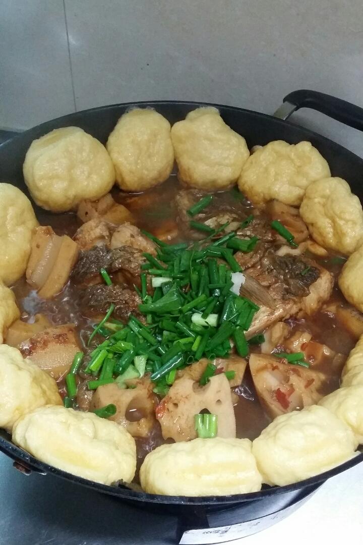 吃货的天性做的铁锅炖鱼铁饼子