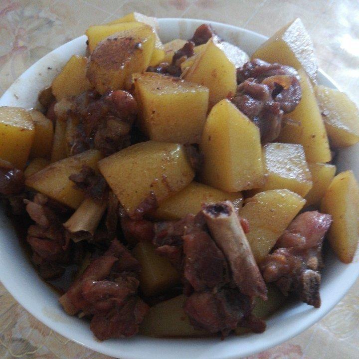 鸡腿红烧土豆（独家做法超简单）