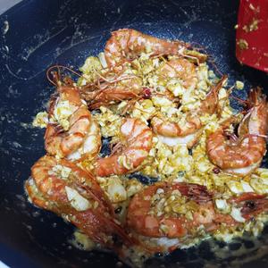 美味诱人咸蛋黄焗虾的做法 步骤10