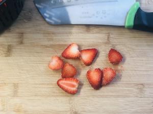 草莓酸奶奶昔（小美版）的做法 步骤1